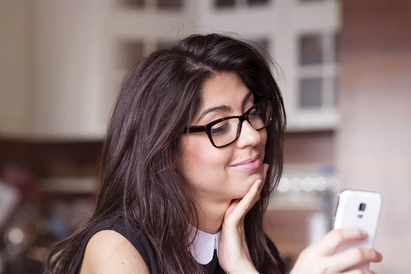 Retrato Mujer Joven Recibir Mensaje Divertido Teléfono Expresión Cara Humana —  Fotos de Stock