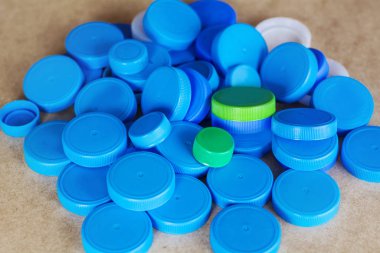 Geri Dönüşümü Desteklemek İçin Plastik Kapaklar Toplanıyor. Çevre dostu Kavram 
