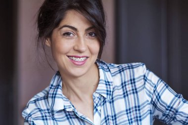 Diş telleri olan güzel bir kadının portresi. Ortodontik tedavi. Diş bakımı kavramı