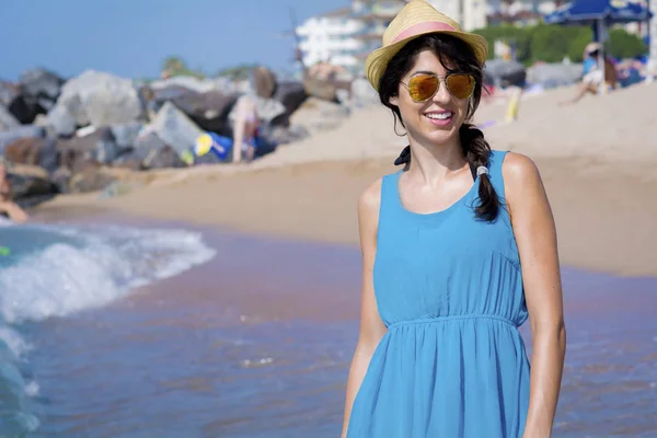 Mujer Joven Feliz Con Sombrero Vestido Azul Disfrutando Las Vacaciones —  Fotos de Stock