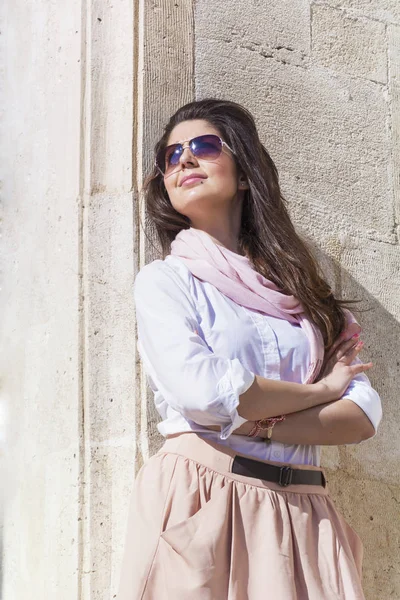 白いシャツ ピンクのスカーフ サングラスを持つ美しい若い女性の肖像 — ストック写真
