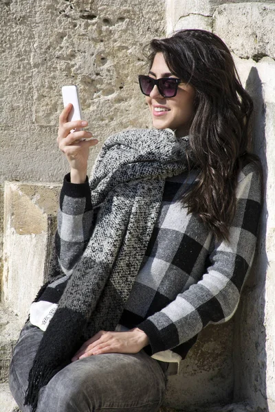 Retrato Mujer Joven Recibir Mensaje Divertido Teléfono Expresión Cara Humana —  Fotos de Stock