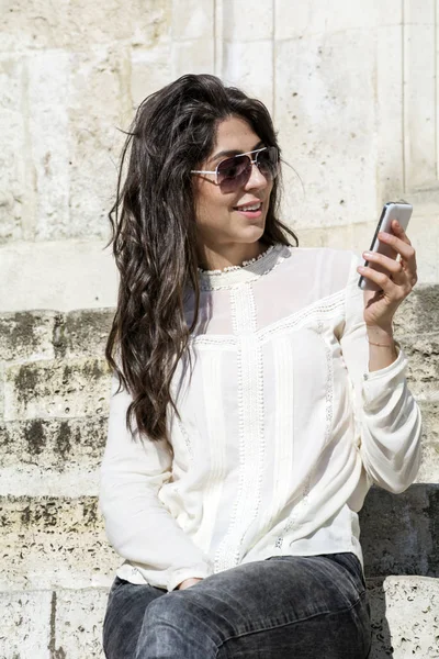 Retrato Mujer Joven Recibir Mensaje Divertido Teléfono Expresión Cara Humana —  Fotos de Stock