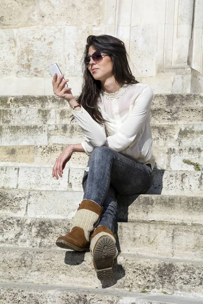 Retrato Mujer Joven Recibir Mensaje Divertido Teléfono Expresión Cara Humana —  Fotos de Stock