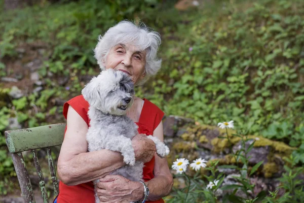 Lyckligt Leende Senior Kvinna Kramar Hennes Pudel Hund Spring Park — Stockfoto