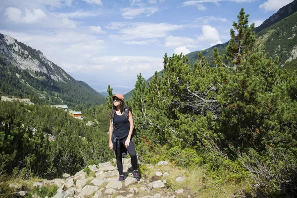 Mujer Caminante Feliz Cima Montaña Verano Con Una Vista Impresionante —  Fotos de Stock