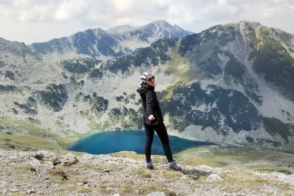 Toeristische Vrouw Hoge Berg Met Uitzicht Het Meer — Stockfoto