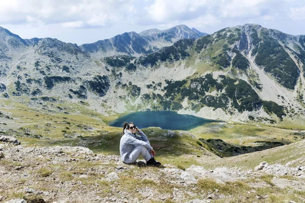 Toeristische Vrouw Hoge Berg Met Uitzicht Het Meer — Stockfoto