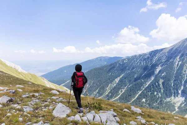 Gelukkige Wandelaar Vrouw Top Van Een Berg Met Prachtig Uitzicht — Stockfoto