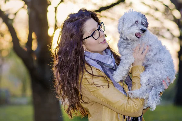 Hermosa Mujer Sonriente Abrazando Lindo Perro Parque Pet Propietario Aire — Foto de Stock