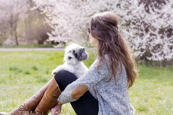 Piękna Uśmiechnięta Kobieta Przytulanie Jej Cute Dog Wiosennym Ogrodzie Zwierzę — Zdjęcie stockowe