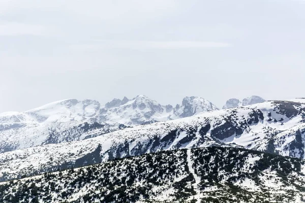 曇りの日の美しい冬の山の風景 — ストック写真