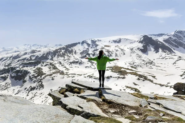 Wandelaar Vrouw Hoge Snowy Mountain Winter Vakantie Concept — Stockfoto