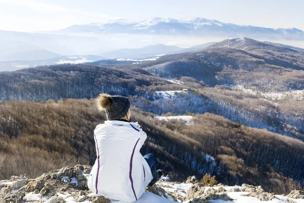 Wandelaar Vrouw Zittend Top Van Winter Snowy Mountain Winter Vakantie — Stockfoto