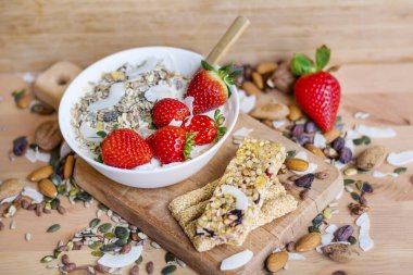 Çilekli Müsli ile Sağlıklı Kahvaltı ve Granola Bars