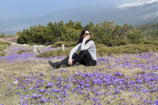 Retrato Una Hermosa Mujer Sonriente Hablando Por Teléfono Aire Libre —  Fotos de Stock