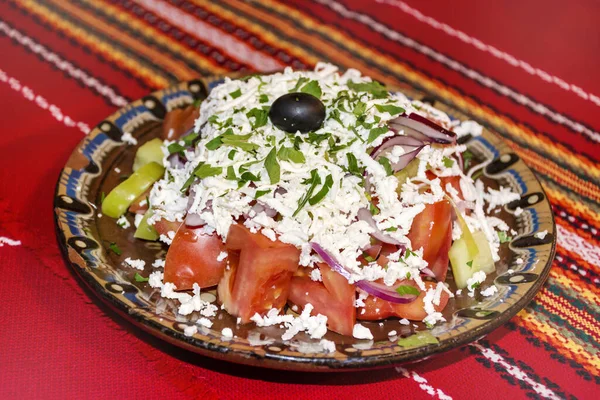 Geleneksel Bulgar Salatasına Domates, Salatalık ve Peynirli Dükkan Çağrısı 