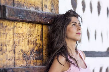 Kıvırcık saçlı güzel genç esmer kadın portresi 