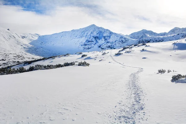 雪の峰と美しい冬の山の風景 — ストック写真