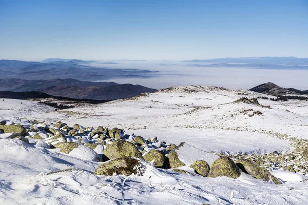 雪の峰と美しい冬の山の風景 — ストック写真