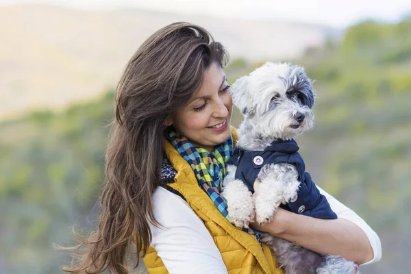 Piękny Uśmiechnięta Kobieta Przytulając Jej Ładny Pies Górach Pet Właściciel — Zdjęcie stockowe