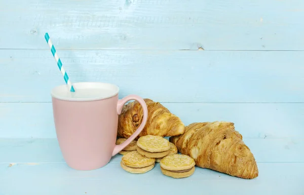 Milchbecher Frisch Gebackene Croissants Zum Frühstück Auf Blauem Holzhintergrund — Stockfoto