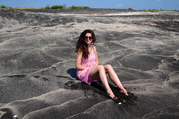 Mujer Joven Feliz Disfrutando Las Vacaciones Verano Una Playa Mar —  Fotos de Stock