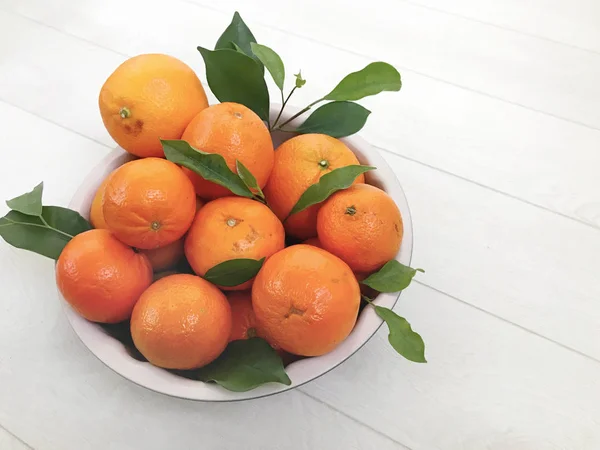 Frisch Gepflückte Mandarinen Mit Grünen Blättern Einer Schüssel — Stockfoto
