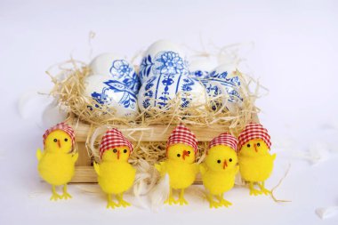 Mavi Süslemeli Paskalya Yumurtaları ve Bebek Tavuklar. Paskalya Süslemesi 