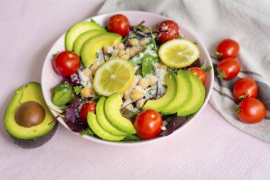 Kiraz domatesli avokado salatası ve bebek ıspanağı. Sağlıklı yiyecek.