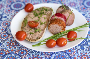 Pasta ve vişneli domatesli lezzetli sandviçler. 