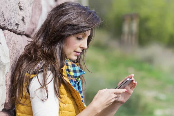 Mujer Con Smartphone Parque —  Fotos de Stock