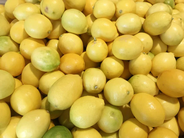 Gelber Saft Zitronen Auf Dem Markt Hintergrund — Stockfoto