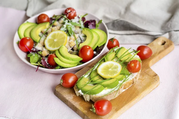 Avocado Salad Cherry Tomatoes Baby Spinach Sandwich Healthy Food — Stock Photo, Image