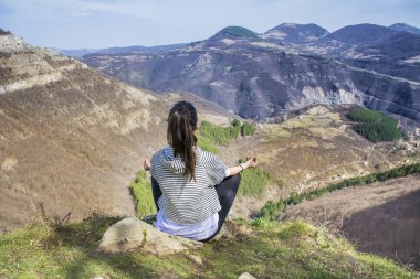 Genç Kadın Nilüfer Konumunda Dağın Tepesinde Meditasyon Yapıyor. Yoga ve Doğa 'da Fitness 