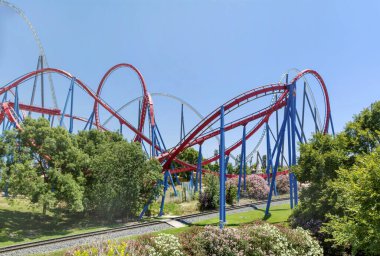 Salou, İspanya - 10 Haziran: Roller Coaster İspanya Port Aventura eğlence parkı içinde.