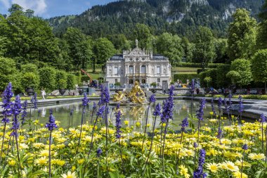 Linderhof Şatosu, Almanya - 15 Temmuz 2019: Linderhof Yazın Çiçekli Sarayı 
