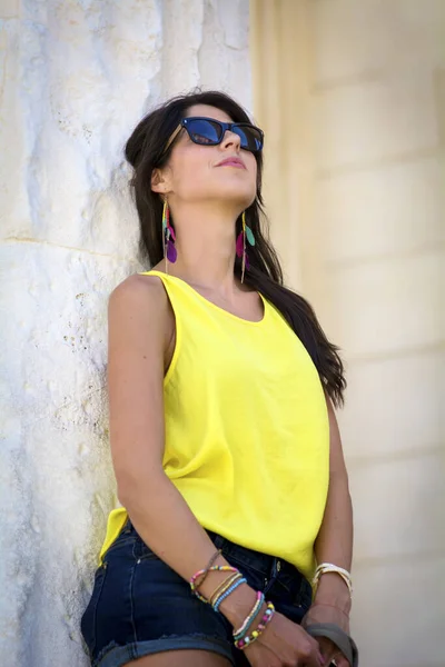 Hermosa Mujer Joven Con Gafas Sol Negras — Foto de Stock