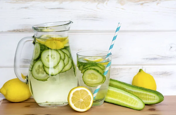 Agua Infundida Con Pepino Orgánico Fresco — Foto de Stock