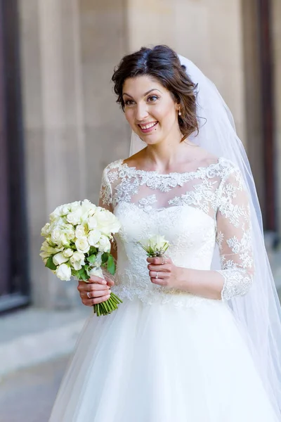 Невеста Кружевным Платьем Букетом Белых Роз — стоковое фото