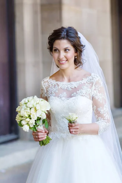 Невеста Кружевным Платьем Букетом Белых Роз — стоковое фото