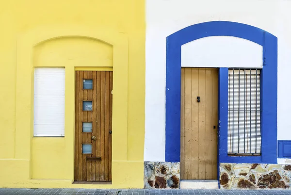 Weiße Und Gelbe Gebäude Mit Bunten Türen — Stockfoto