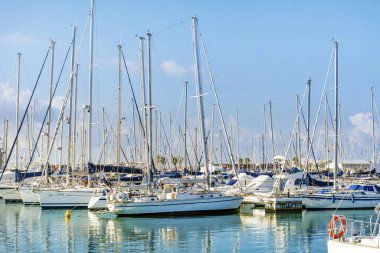 CANNES, FRANCE - 10 Haziran 2016: Fransa 'nın Cannes kentinde bulunan Cannes de la Croisette Bulvarı' ndaki Port Pierre Canto 'da bulunan Lüks Yatlar. 
