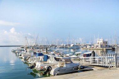 CANNES, FRANCE - 10 Haziran 2016: Fransa 'nın Cannes kentinde bulunan Cannes de la Croisette Bulvarı' ndaki Port Pierre Canto 'da bulunan Lüks Yatlar. 