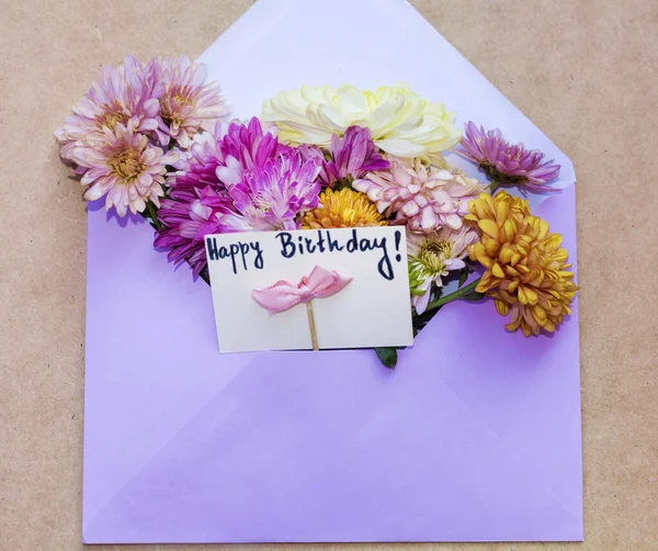 Λουλούδια Φάκελο Επιστολή Γεμάτη Από Διάφορα Λουλούδια Κάρτα Χρόνια Πολλά — Φωτογραφία Αρχείου