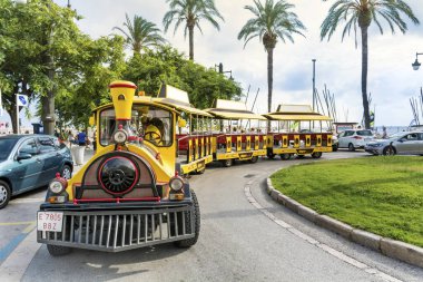 SITGES, İspanya: 24 Haziran 2018: Yellow City Tour Train. Şehir Çekiciliğini Keşfeden Turist Treni 