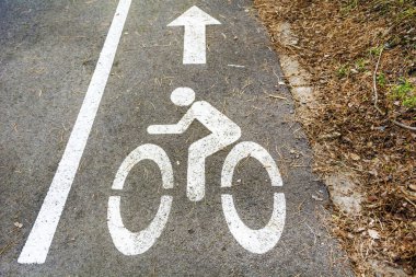 Yoldaki bisiklet tabelası. Bisiklet için Asfalt Yolu