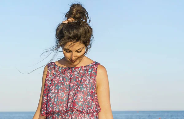 Hermosa Mujer Joven Retrato Cielo Fondo —  Fotos de Stock