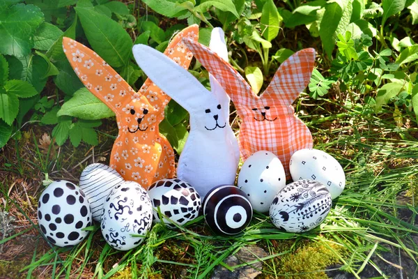 Пасхальные Яйца Пасхальные Кролики Зеленой Траве — стоковое фото
