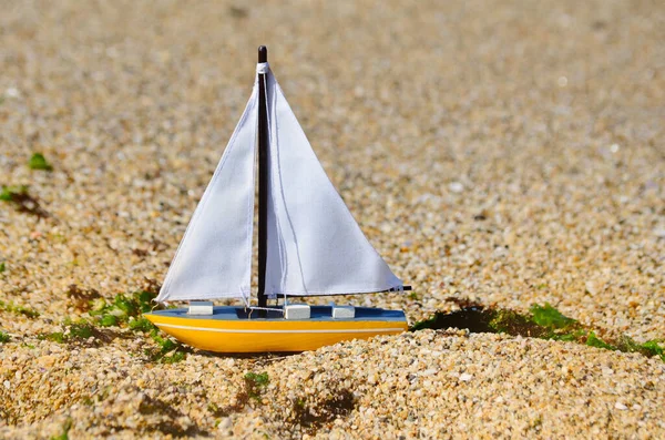 Spielzeugboot Auf Sand Sommerferienkonzept — Stockfoto